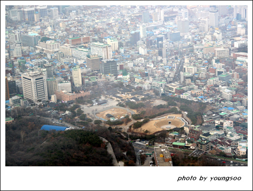 서울타워 전망대에서 바라본 남산골 한옥마을의 전경. 오른편에 서울천년 타임캡슐을 묻어놓은 광장이 보인다. 